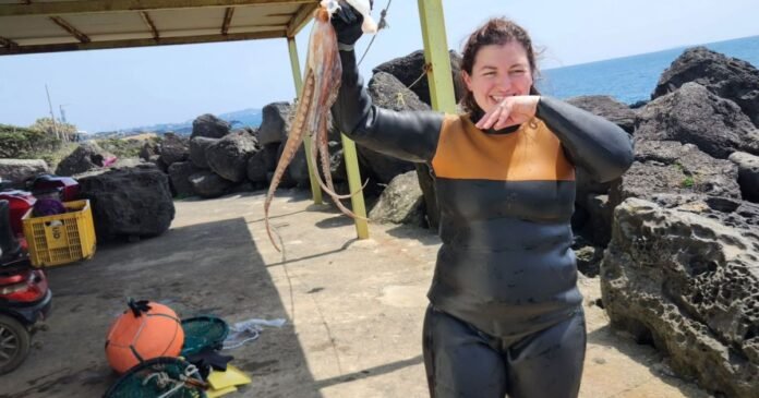 Ela se mudou para a Ásia e dedicou sua vida a comunidade “Hanyeo”, mulheres que mergulham sem equipamento de respiração para pescar frutos do mar