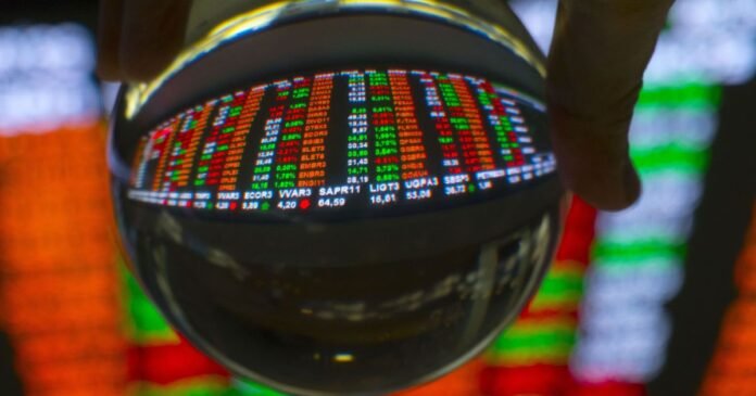 Ibovespa bate 209 mil pontos com eleição e balanços em foco; dólar cai