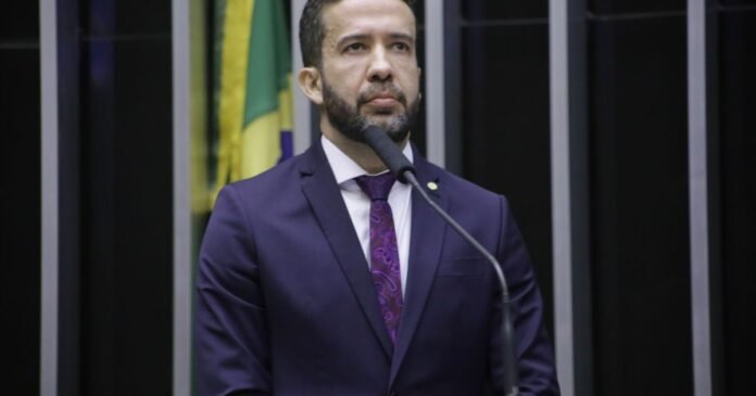 Análise: Afastamento de Janones causa certa apreensão em campanha do PT