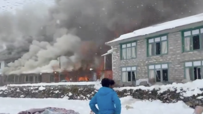Incêndio destrói hotel próximo ao Everest durante nevasca; assista