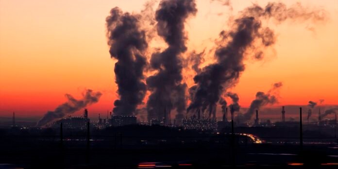 Super-ricos geram mais poluição e lucram com desastres climáticos
