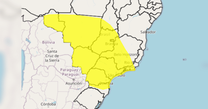 Inmet emite alerta para chuvas intensas em 11 estados; veja onde