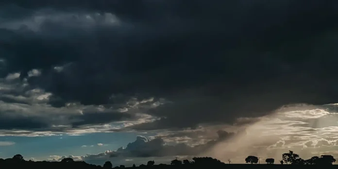 Inmet alerta para tempestades em toda a faixa leste do país
