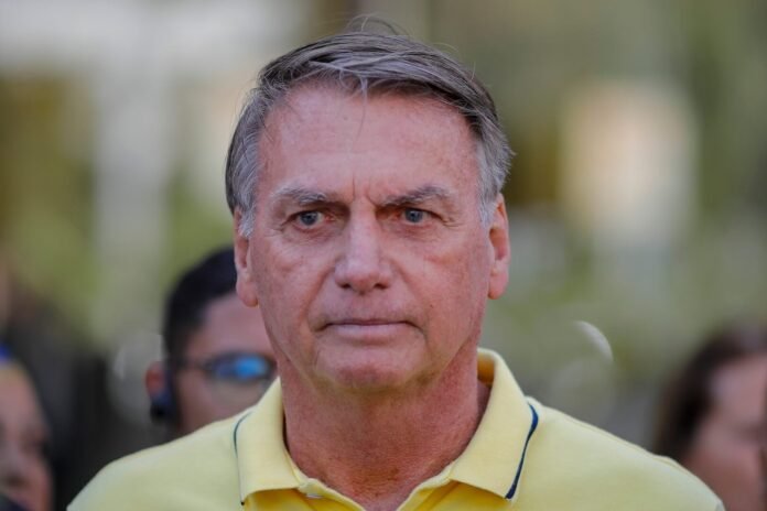 Após fuga de Flávio, Bolsonaro pede a Moraes para receber Valdemar