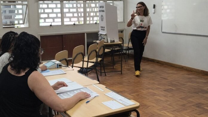 Janja vota em SP e diz que “povo não entregará o país a miliciano”