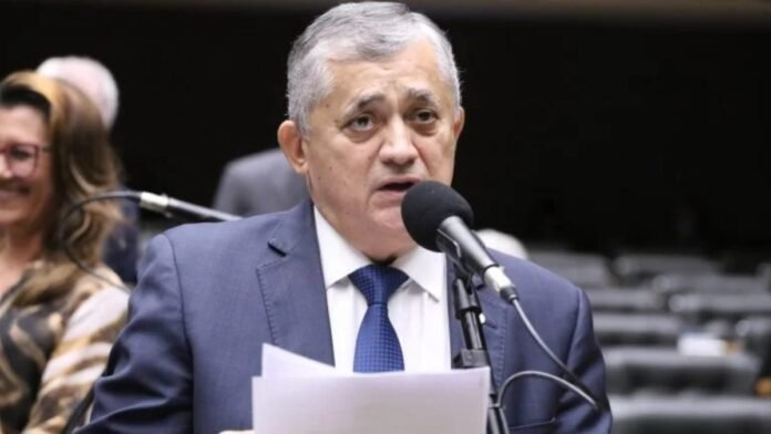 Guimarães questiona caráter de Flávio após rumores de fuga