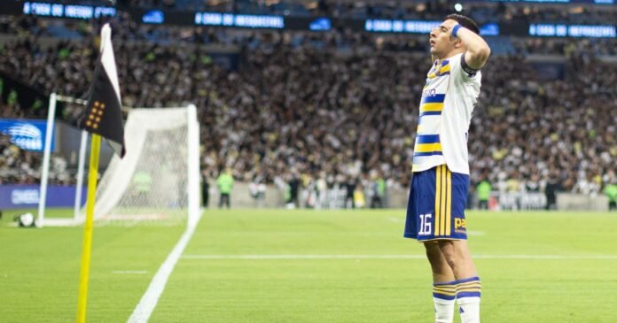 Léo Jardim falha no fim, Vasco perde para o Boca e cai na Sul-Americana
