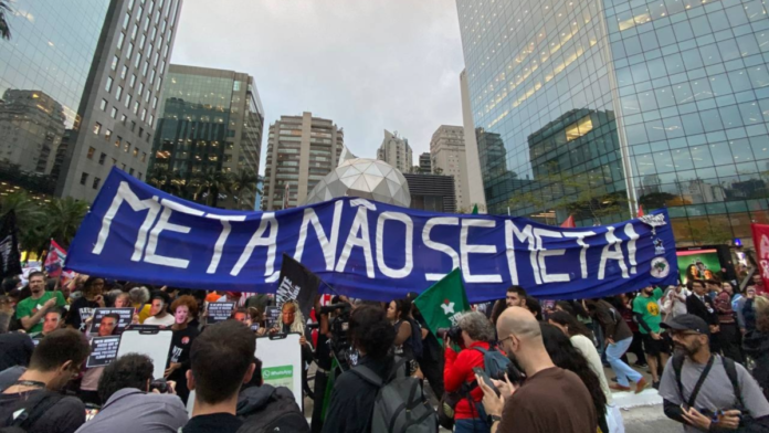 Manifestantes fazem ato contra Meta por “interferência eleitoral”