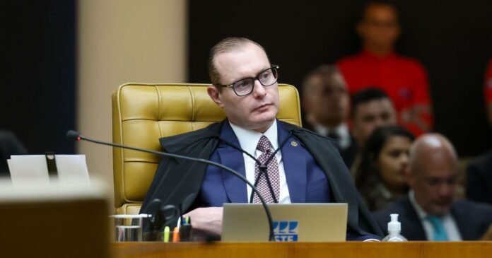 Oposição defende impeachment de Zanin após votação ser prorrogada