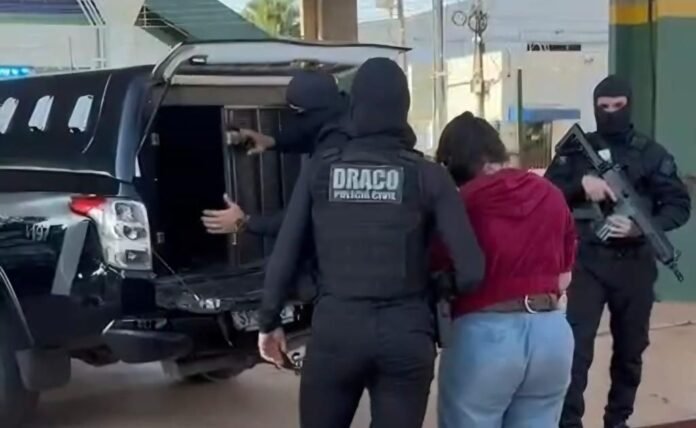 Brasileira condenada a mais de 260 anos de prisão é transferida para Cuiabá