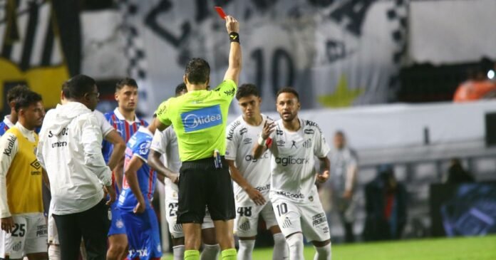 Neymar é expulso por Lei Vini Jr. e se descontrola em Santos x Bahia; veja