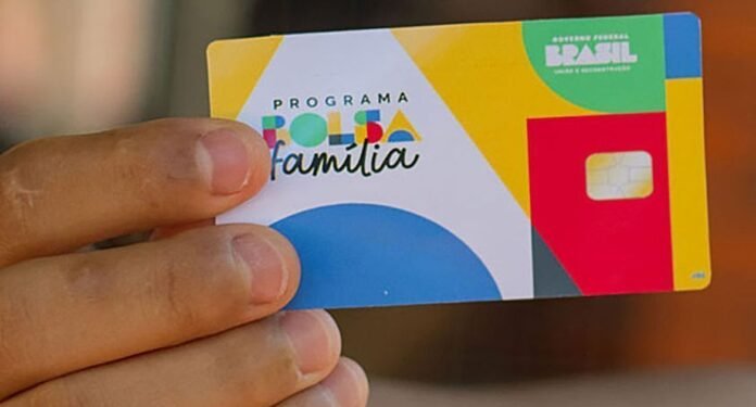 Análise: Bolsa Família vira problema para Flávio e Lula