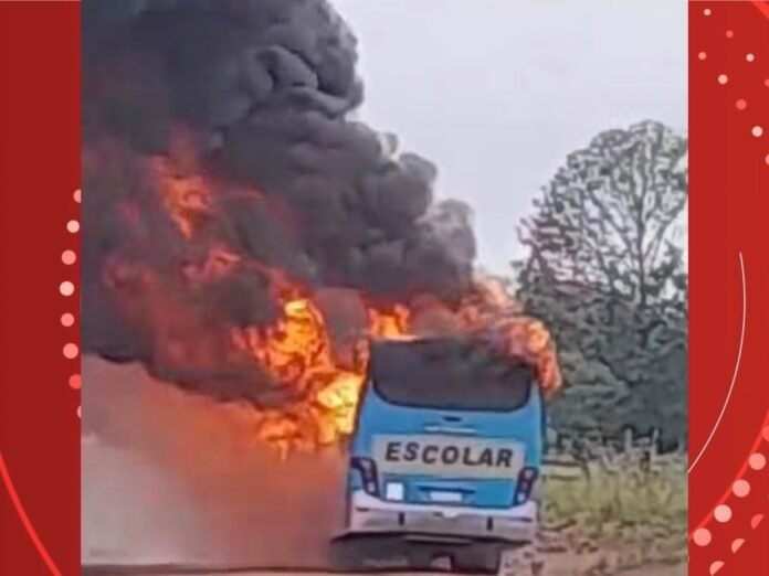 Ônibus escolar pega fogo em assentamento de Candeias do Jamari, RO