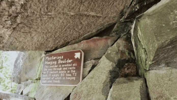 Ela resistiu por mais de 100 anos suspensa no ar: pedra de 80 toneladas despenca sobre passarela em parque e força fechamento até 2027