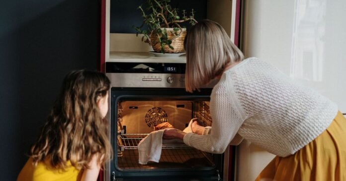 Quanto tempo de forno para assar meia receita? E o dobro? Este erro de cálculo pode estar fazendo seu bolo queimar