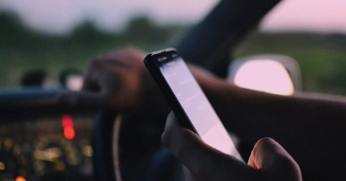 Vale a pena contratar seguro pelo celular? Descubra como pode ser prático