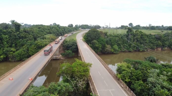 Corpo de menino que se afogou no rio Candeias é encontrado