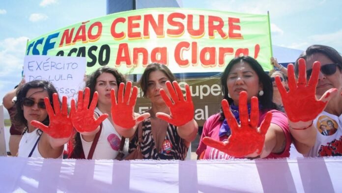 Manifestantes protestam contra Flávio na frente do TSE; veja fotos
