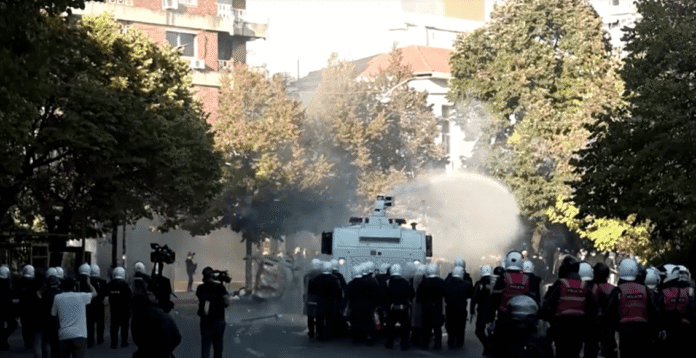 Protestantes atiram coquetéis Molotov contra a polícia na Albânia