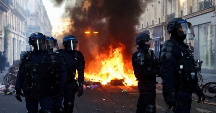 Toque de recolher em Paris é mantido após protestos e pode ser prorrogado