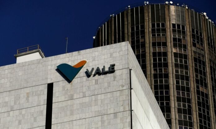 Com alta do dólar, Vale contraria Bolsa e sobe mais de 4%