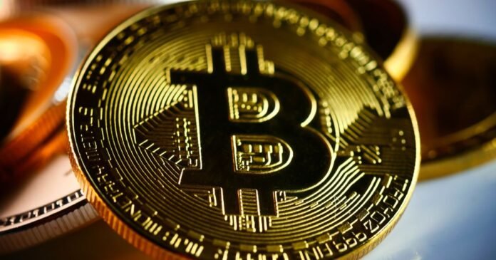 Bitcoin recua com receios sobre lucros corporativos e juros
