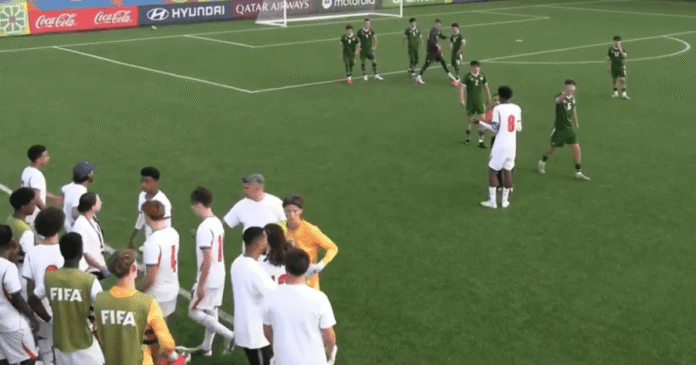 Jogadores da Inglaterra abandonam jogo na Copa do Mundo Sub-15 após racismo