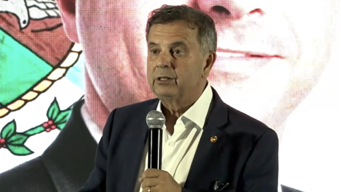 Marinho diz que Flávio se exilou para evitar prisão