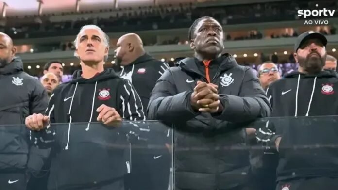 Seedorf abdica de camarote e vê Corinthians x Vitória na arquibancada