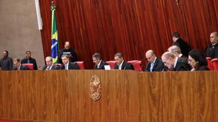 Ao vivo: TSE analisa representações da campanha de Flávio