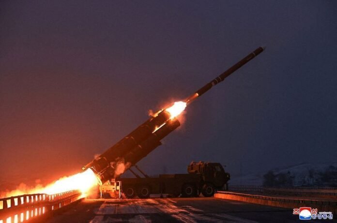 Coreia do Norte lança cerca de 10 mísseis balísticos em direção ao mar