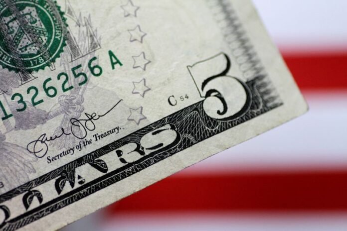 Dólar abre em alta com exterior negativo e dados de desemprego em foco