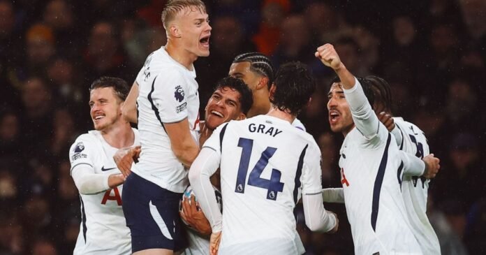 Tottenham vence o Chelsea em clássico com direito a gol bizarro de goleiro