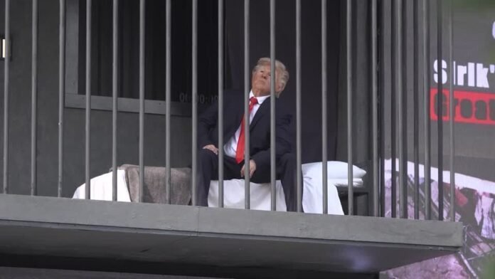 Vídeo: Ator se fantasia de Trump em cadeia cenográfica em Teerã, no Irã
