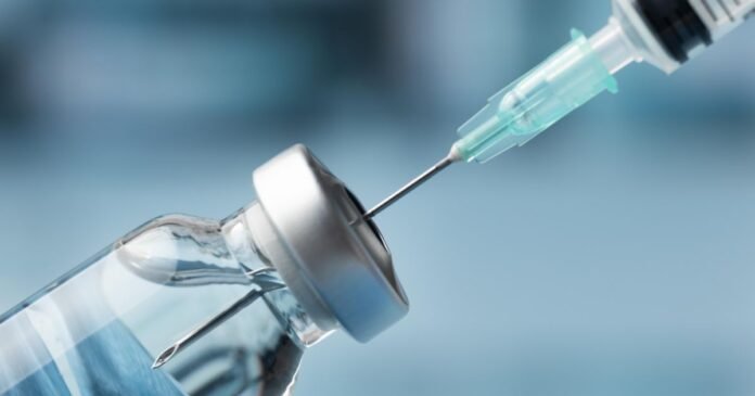 Mais de 3 milhões de adolescentes estão com vacinação da dengue incompleta
