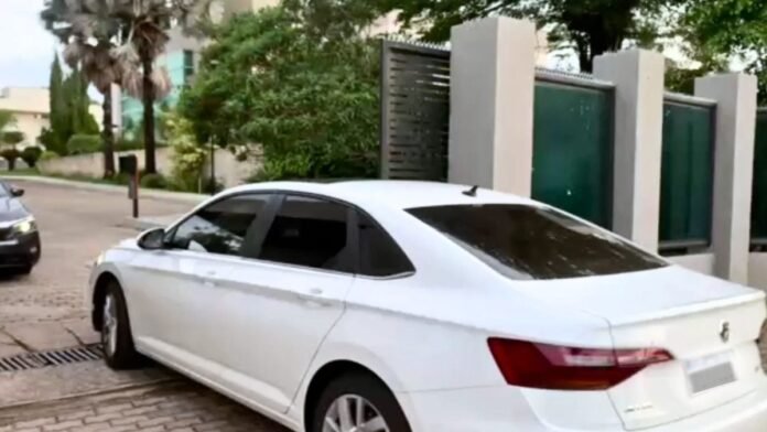 Wassef visita Flávio após PF intimar senador a entregar passaporte