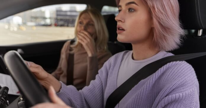 A psicologia explica por que motoristas cedem passagem no trânsito para evitar conflitos e isso garante a fluidez do tráfego nas cidades